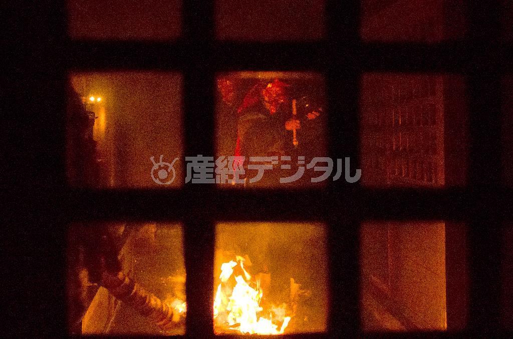 「達陀（だったん）」と呼ばれる火の行法。３月１２、１３、１４日の後夜の終わりに、火天役と水天役の連行衆（れんぎょうしゅう）が対になり、火天役が大松明（たいまつ）を、人々の煩悩を焼き尽くさんとばかりに打ち振り、引き廻す。長さ３メートルもある達陀松明を内陣で引き回し、最後に礼堂の床へ投げ倒す＝２０１５年３月１３日、奈良県奈良市の東大寺（井浦新さん撮影）