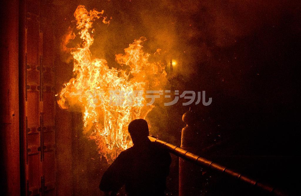 修二会（しゅにえ）期間中の３月１日から１４日には毎日、通常１０本の松明（たいまつ）があげられるが、１２日だけは、全ての練行衆（れんぎょうしゅう）が上堂するので１１本の松明があげられる＝２０１５年３月１１日、奈良県奈良市の東大寺（井浦新撮影）