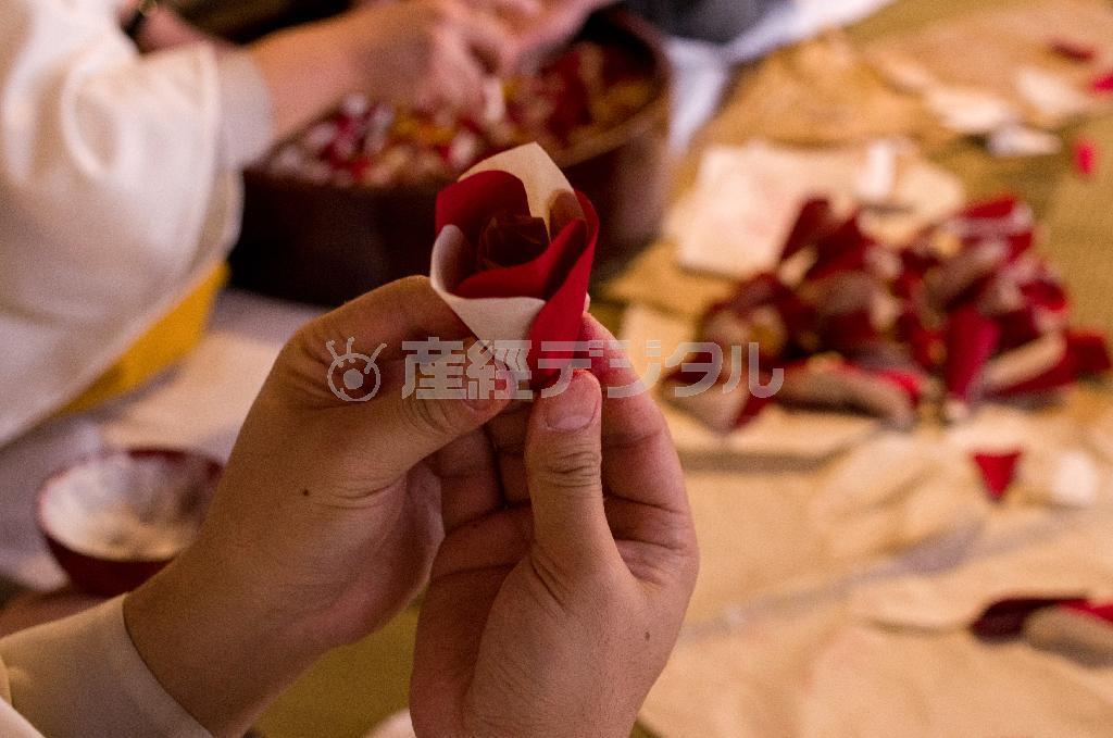 ２月２３日に行われる「花ごしらえ」。十一面観音にささげる椿の花を、練行衆（れんぎょうしゅう）たちが総出でつくる＝２０１５年２月２３日、奈良県奈良市・東大寺（井浦新さん撮影）