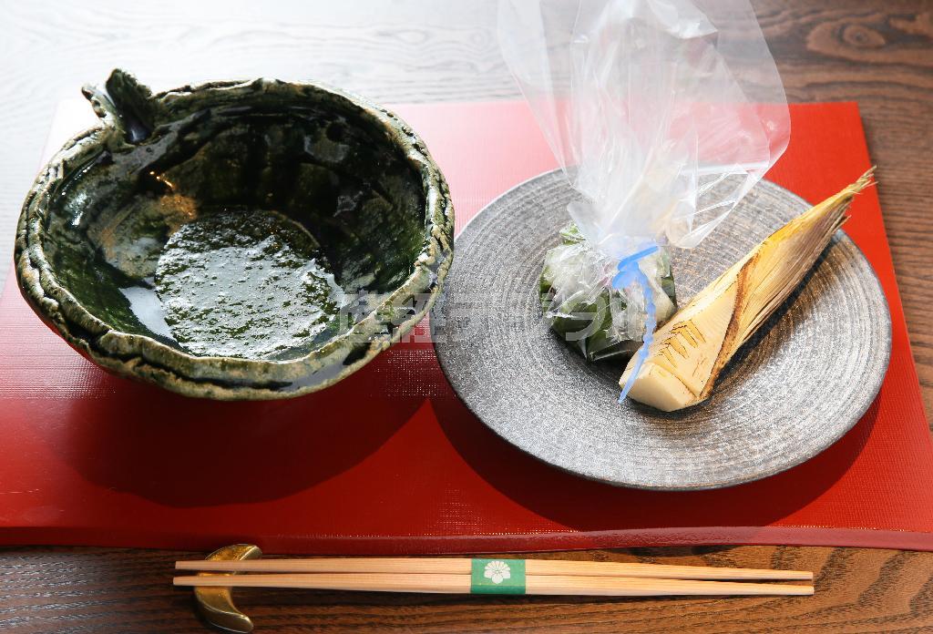 魚料理は、すったかぶらと卵白、キクラゲ、鯛の身を混ぜたものを塩漬けした桜の葉で巻いて蒸したものを耐熱シートでくるんだ状態で登場。朝掘りのタケノコを添えて＝２０１５年４月１０日、京都市右京区（志儀駒貴撮影）