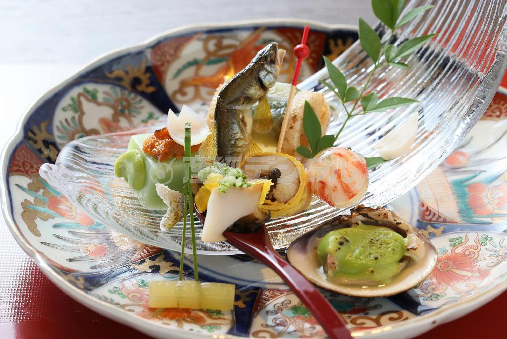 地元・嵐山の保津川で養殖した稚鮎や、はまぐりとうすい豆のグラタン、上にウニが乗った葛粉固めの空豆ピューレなど、旬の食材をフレンチ感覚で盛り付けた八寸＝２０１５年４月１０日、京都市右京区（志儀駒貴撮影）