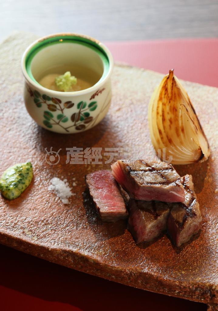 肉料理では、７００年以上の歴史を持つ京の肉でも、Ａ５ランクの牛肉ステーキを提供する＝２０１５年４月１０日、京都市右京区（志儀駒貴撮影）