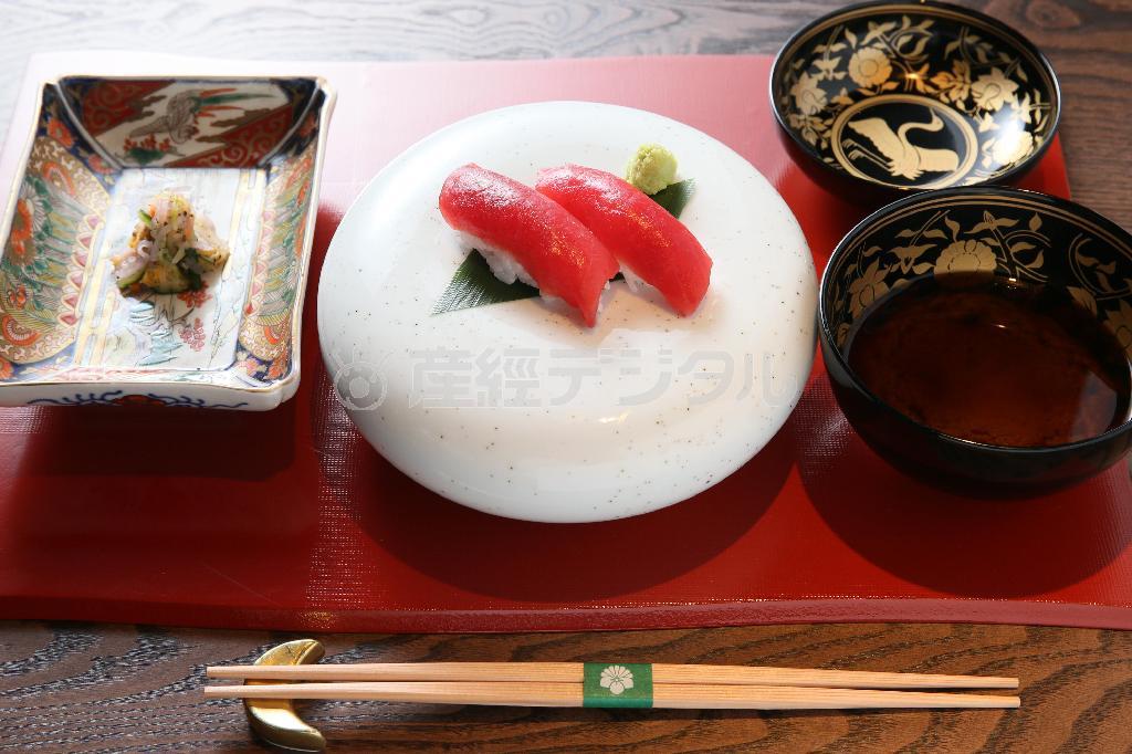 お食事で登場するコシビ（マグロの稚魚）の握り鮨。ネタのコシビはスモークシートで燻製の香りを付けるなどひと味違った工夫が…＝２０１５年４月１０日、京都市右京区（志儀駒貴撮影）