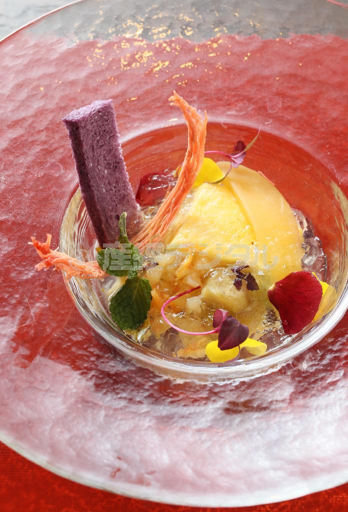 マンゴーのキャラメリゼやグレープフルーツのコンフィチュールなど、春のフルーツをふんだんに使ったデザートも絶品。苦味、甘み、酸味が渾然一体化した芳醇（ほうじゅん）な味わいが楽しめる。左上に見えるのは細いパスタをザクロのシロップに漬けて乾燥させたものとカダイフ＝２０１５年４月１０日、京都市右京区（志儀駒貴撮影）