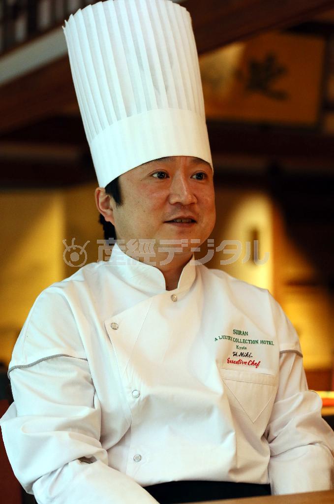 「世界中の人々が認める新しい和食を提供したい」と意気込む三木秀俊総料理長＝２０１５年４月１０日、京都市右京区（志儀駒貴撮影）