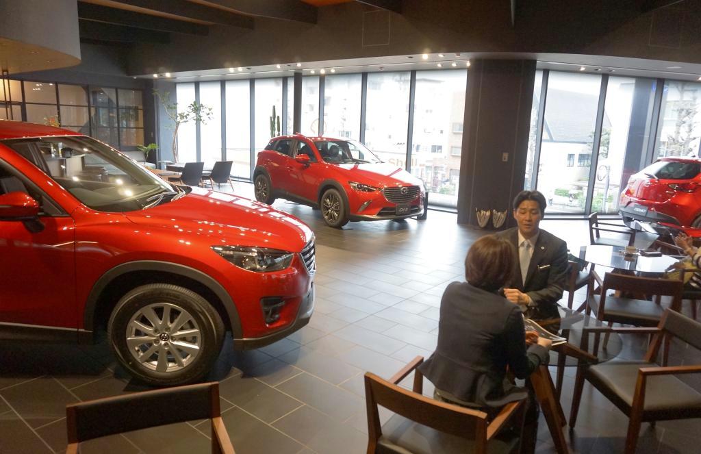 黒を基調とした店舗の２階に赤色の車両が並ぶ関東マツダ目黒碑文谷店＝東京都目黒区