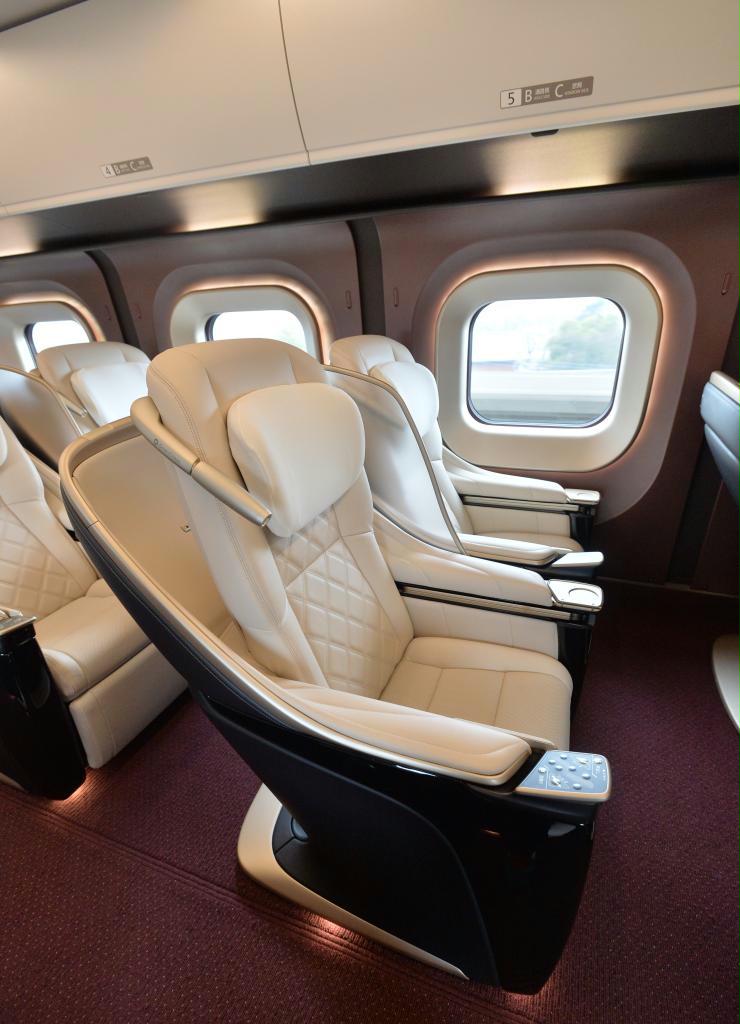 「グランクラス」の２人掛け座席。誰が座っても一定の座り心地を求めて開発した