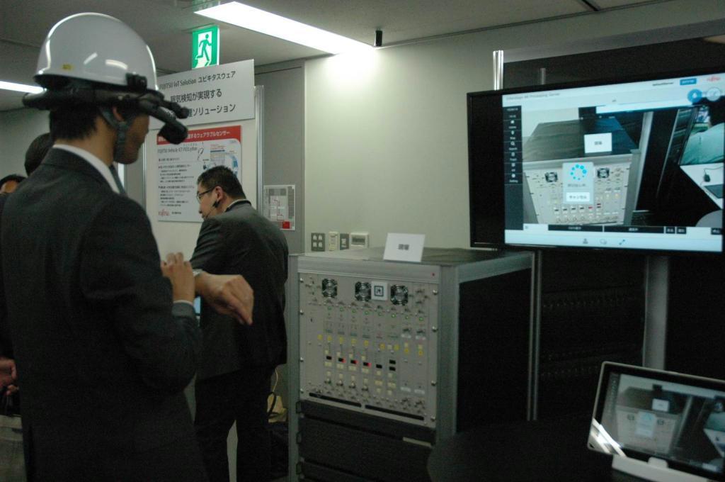 富士通が発売したウエアラブル機器「ヘッドマウントディスプレイ」＝１１日、東京都内