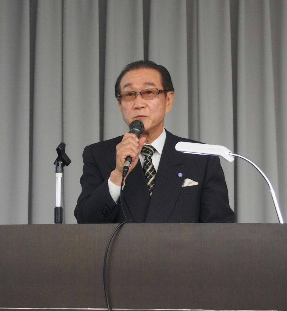 ２０１７年度までの中期経営計画を発表するファンケルの池森賢二会長＝１１日、東京都中央区