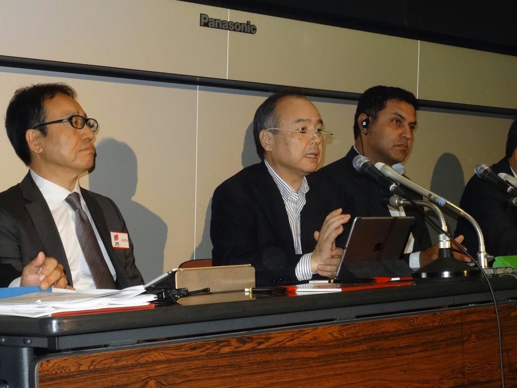 決算内容を説明するソフトバンクの孫正義社長（中央）とニケシュ・アローラ副会長（右）、宮内謙副社長＝１１日午後、東京証券取引所