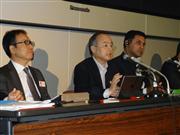 決算内容を説明するソフトバンクの孫正義社長（中央）とニケシュ・アローラ副会長（右）、宮内謙副社長＝１１日午後、東京証券取引所