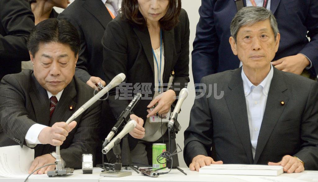 安全保障法制に関する与党協議会後の記者会見に臨む自民党の高村（こうむら）正彦副総裁（右）と公明党の北側（きたがわ）一雄副代表＝２０１５年５月１１日午後、衆院第２議員会館（酒巻俊介撮影）