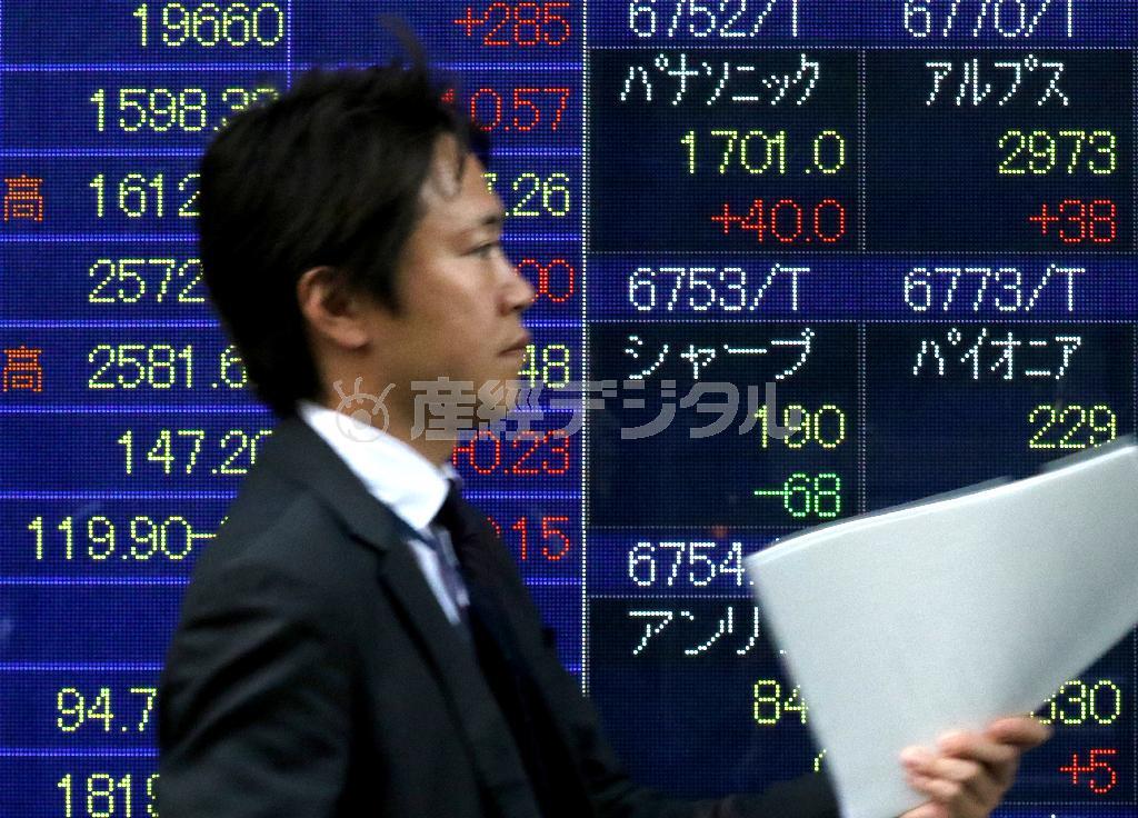 東京株式市場で急落したシャープ株を示すボード＝２０１５年５月１１日午後、東京都中央区八重洲（蔵賢斗撮影）