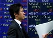 東京株式市場で急落したシャープ株を示すボード＝２０１５年５月１１日午後、東京都中央区八重洲（蔵賢斗撮影）