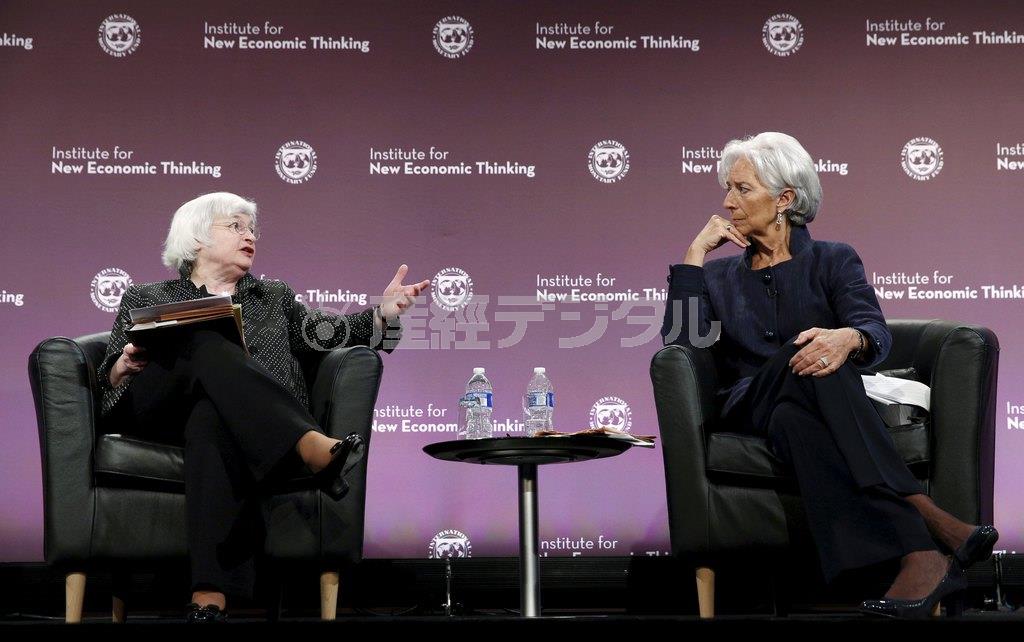 ５月６日、国際通貨基金（ＩＭＦ）のクリスティーヌ・ラガルド専務理事（右）と対談する米連邦準備制度理事会（ＦＲＢ）のジャネット・イエレン議長。席上、株価の割高さに言及し、バブル発生への警戒感を示した＝２０１５年、米国・首都ワシントンのＩＭＦ本部（ロイター）