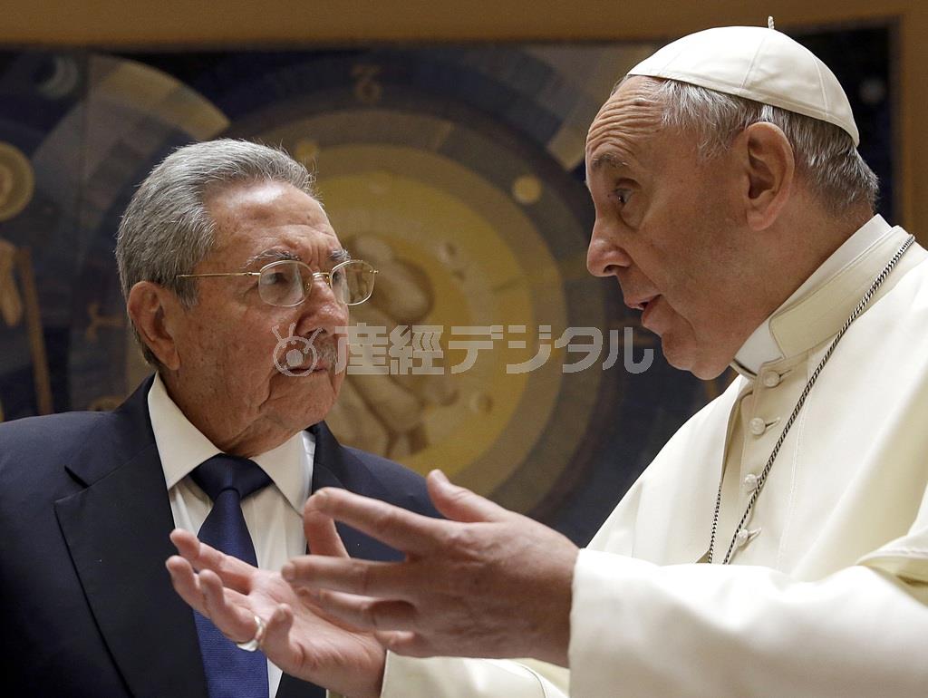 キューバのラウル・カストロ国家評議会議長（左）とローマ法王フランシスコ＝２０１５年５月１０日、バチカン（ロイター）
