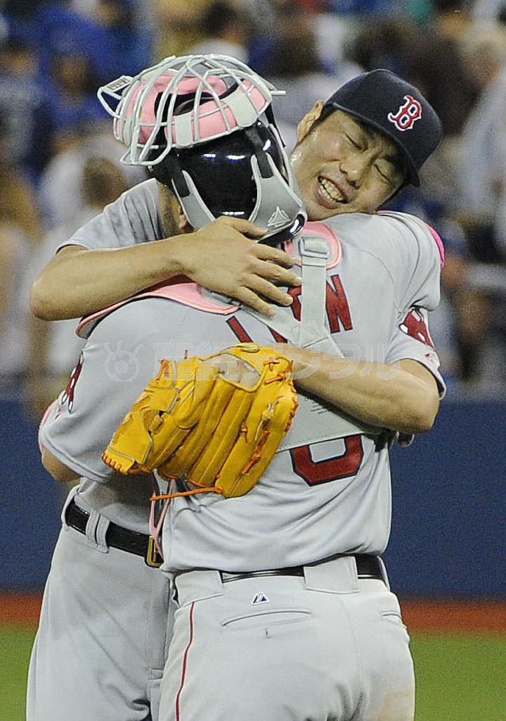 ブルージェイズ戦で日米通算１００セーブ目を挙げ、サンディ・レオン捕手（手前）と抱き合って喜ぶレッドソックス・上原浩治投手＝２０１５年５月１０日、カナダ・オンタリオ州トロント（ＵＳＡ＿ＴＯＤＡＹ）