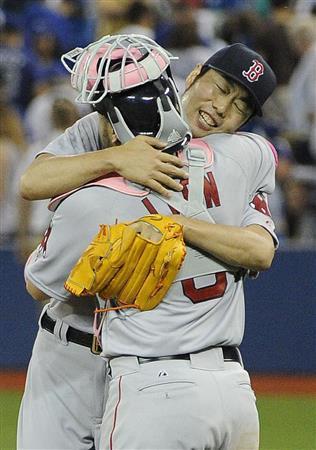 ブルージェイズ戦で日米通算１００セーブ目を挙げ、サンディ・レオン捕手（手前）と抱き合って喜ぶレッドソックス・上原浩治投手＝２０１５年５月１０日、カナダ・オンタリオ州トロント（ＵＳＡ＿ＴＯＤＡＹ）