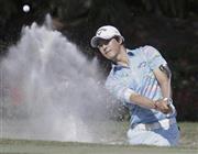 １４番でバンカーショットを放つ石川遼＝２０１５年５月１０日、米フロリダ州ポンテベドラビーチのＴＰＣソーグラス（共同）