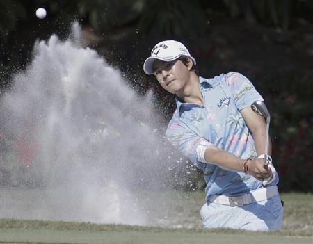 １４番でバンカーショットを放つ石川遼＝２０１５年５月１０日、米フロリダ州ポンテベドラビーチのＴＰＣソーグラス（共同）