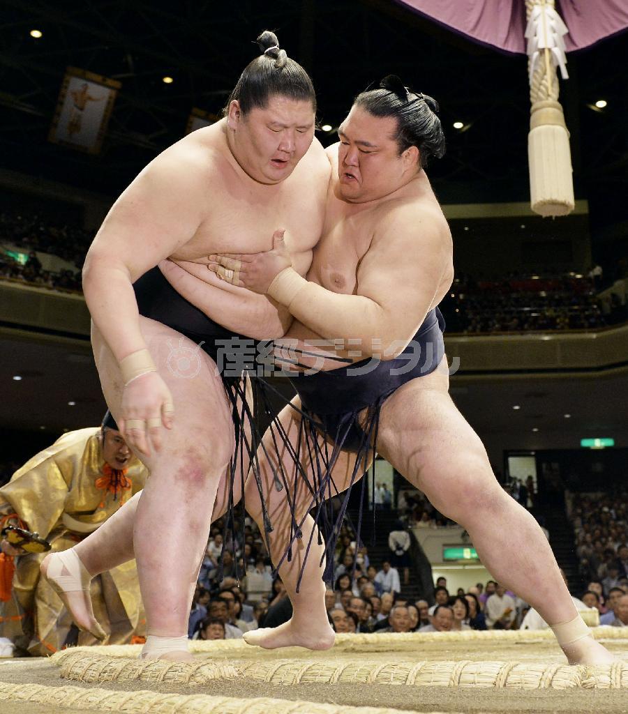 逸ノ城（左）を寄り切った稀勢の里＝２０１５年５月１１日、東京都墨田区・両国国技館（共同）