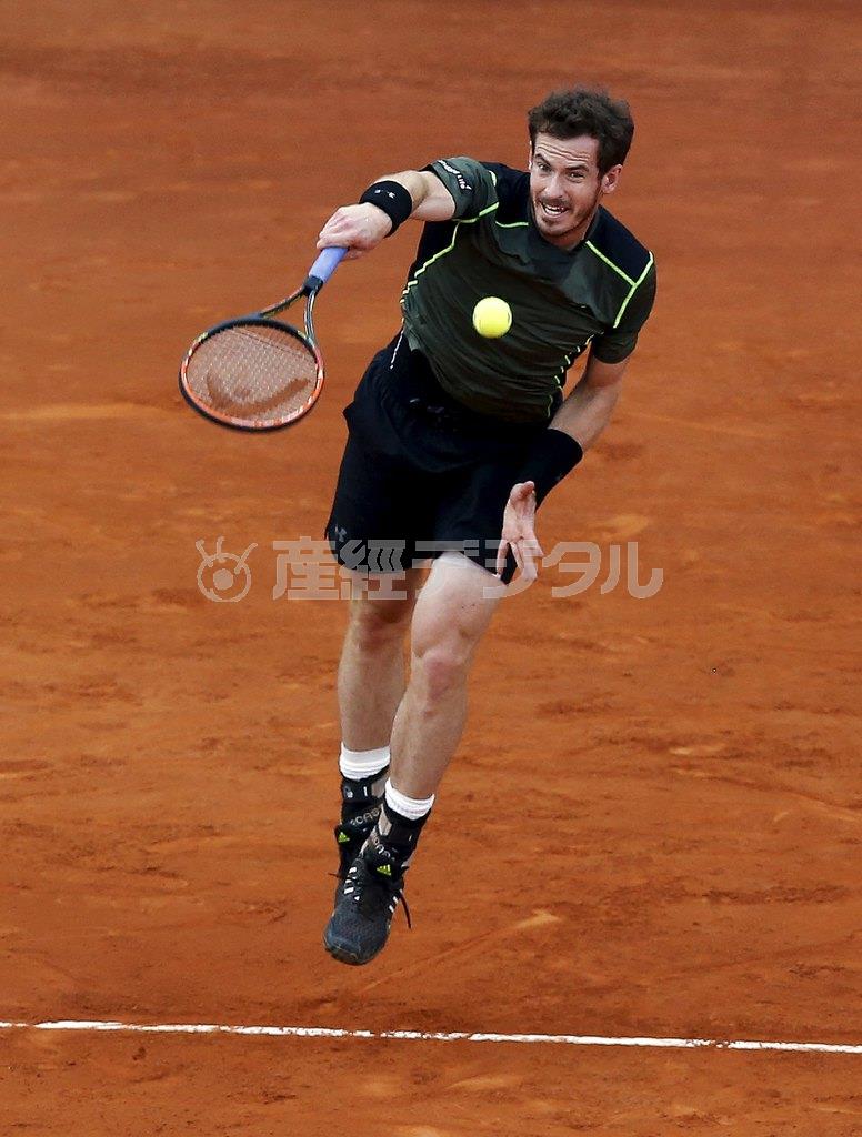 強烈なサーブを放つアンディー・マリー（英国）。ラファエル・ナダル（スペイン）を寄せ付けなかった＝２０１５年５月１０日、スペイン・首都マドリード（ロイター）