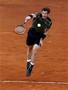 強烈なサーブを放つアンディー・マリー（英国）。ラファエル・ナダル（スペイン）を寄せ付けなかった＝２０１５年５月１０日、スペイン・首都マドリード（ロイター）