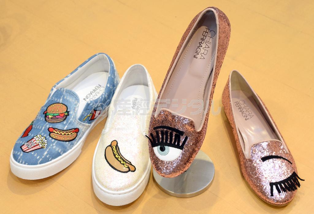 ハンバーガーやホットドック、アシンメトリー（左右非対称）の柄が入った遊び心のある靴で楽しく明るく。ＣＨＩＡＲＡ＿ＦＥＲＲＡＧＮＩで、いずれも３万６０００円＝２０１５年４月２７日、東京都中央区（寺河内美奈撮影）