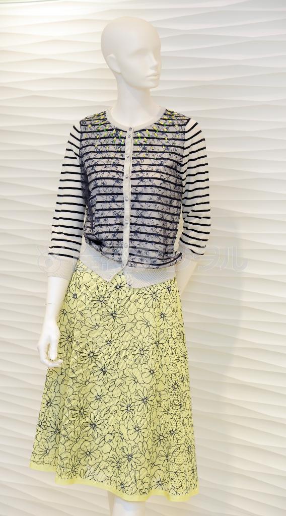 ボーダー地にビジューをつけたカーディガン（２万４０００円）に花模様の刺繍が入ったミモレ丈のスカート（２万５０００円）で軽快に。いずれもＢＲＩＧＩＴＴＥ＿ＤＩＢＵＴＡＮＴＥ＝２０１５年４月２７日、東京都中央区（寺河内美奈撮影）