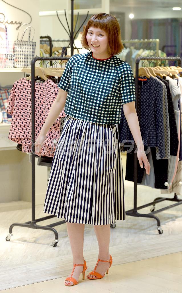 チェックのトップス（２万３０００円）にストライプのスカート（２万３０００円）と、色柄で遊んだ組み合わせ。いずれもＴＯＫＹＯ＿ＤＲＥＳＳ（Ｒｉｔａ’ｓ＿Ｄｉａｒｙ）。サンダルは夏らしいオレンジで引き締めて（ＰＥＬＩＣＯ、４万７０００円）＝２０１５年４月２７日、東京都中央区（寺河内美奈撮影）