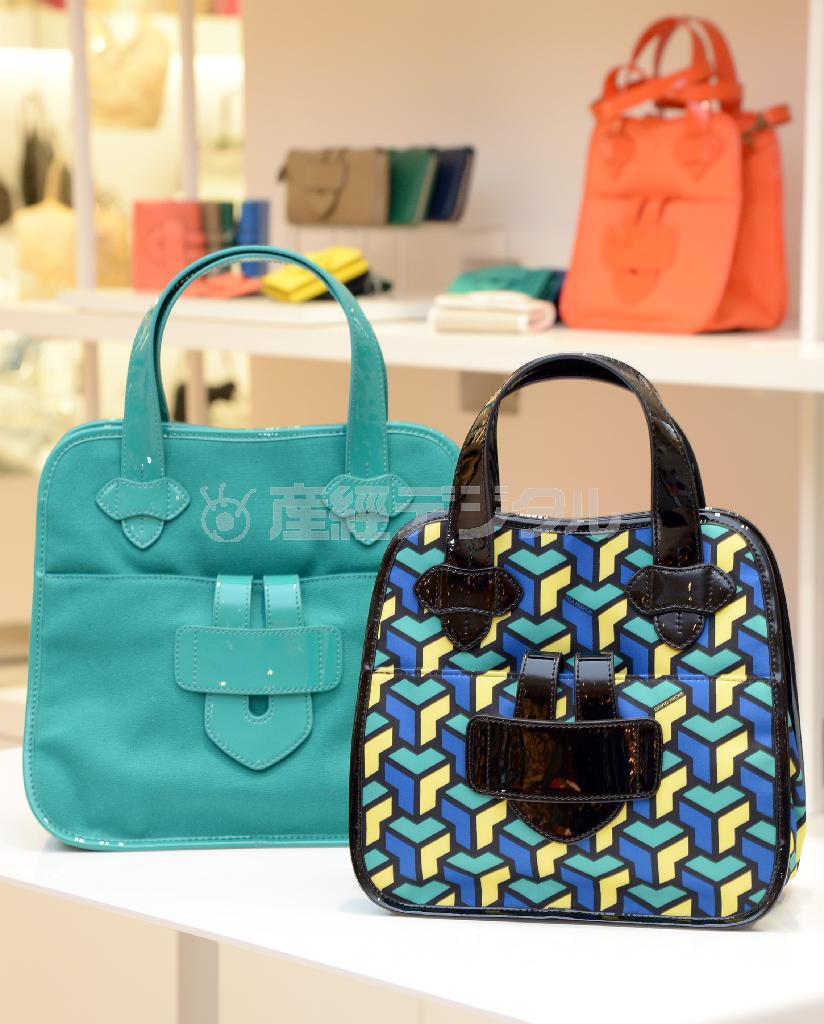 清涼感のあるグリーンが小物でも人気。マチがたっぷりで小ぶりのＴＩＬＡ＿ＭＡＲＣＨ（手前２万８０００円、奥２万６０００円）＝２０１５年４月２７日、東京都中央区（寺河内美奈撮影）