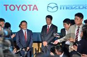 会見後、記者団の質問に応じるトヨタ自動車の豊田章男社長（左）とマツダの小飼雅道社長＝１３日午後、東京・六本木（三尾郁恵撮影）