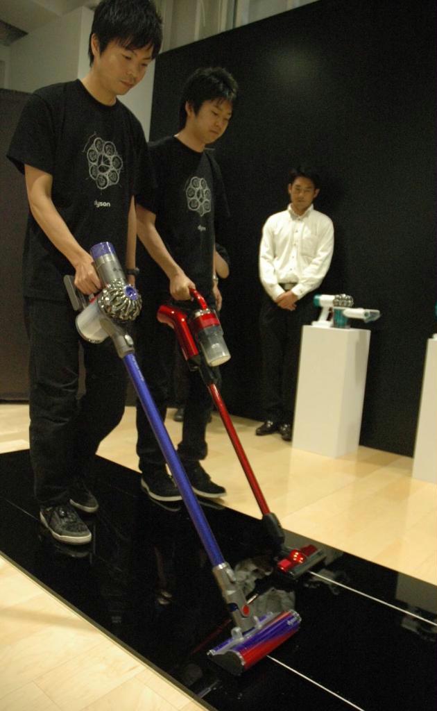 ダイソンが発売するコードレス掃除機の新製品（手前）＝１２日、東京都千代田区