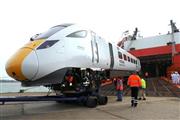 ３月１２日、英国のサウサンプトン港に陸揚げされる日立製作所が製造した高速鉄道用車両。鉄道市場は世界的に拡大が見込まれている
