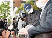 外為法違反容疑で逮捕され自宅を出る朝鮮総連の許宗萬（ホ・ジョンマン）議長の次男、許政道（ジョンド）容疑者（右から２人目）＝２０１５年５月１２日午前、東京都足立区（宮川浩和撮影）