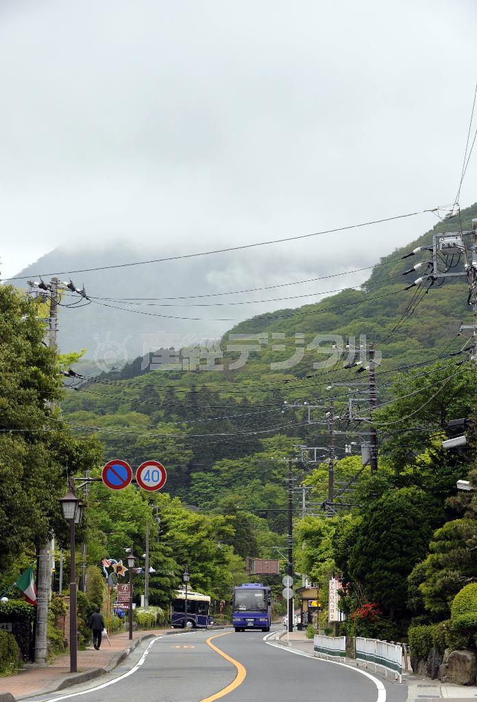 箱根の中心部の仙石原から望む雲に覆われ、かすむ大涌谷（おおわくだに）方面＝２０１５年１１月１２日、神奈川県足柄下郡箱根町（斎藤良雄撮影）