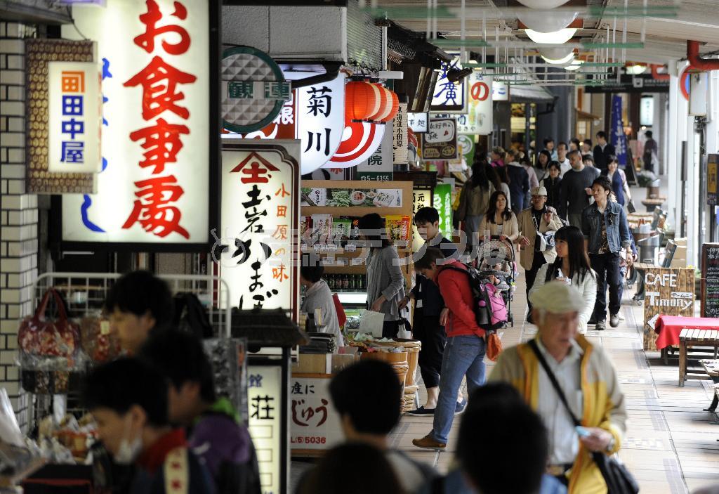 箱根湯本駅前に軒を連ねる土産物店など。客足は普段の平日と変わらないという＝２０１５年５月１２日、神奈川県足柄下郡箱根町（斎藤良雄撮影）