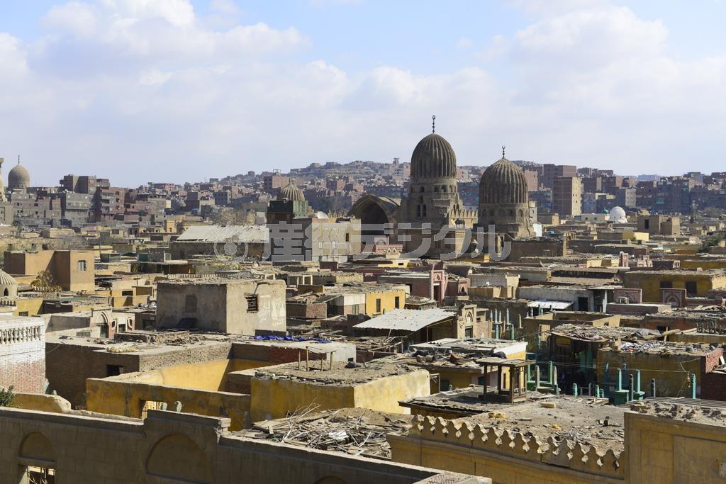 ムカッタムの丘の麓に広がる「死者の町」。もともと世界最大級の埋葬地だったが、１９世紀以降、墓守として人々が住みつき、一大ネクロポリスを形成していった＝２０１５年２月２０日、エジプト・首都カイロ（今井竜也さん撮影）