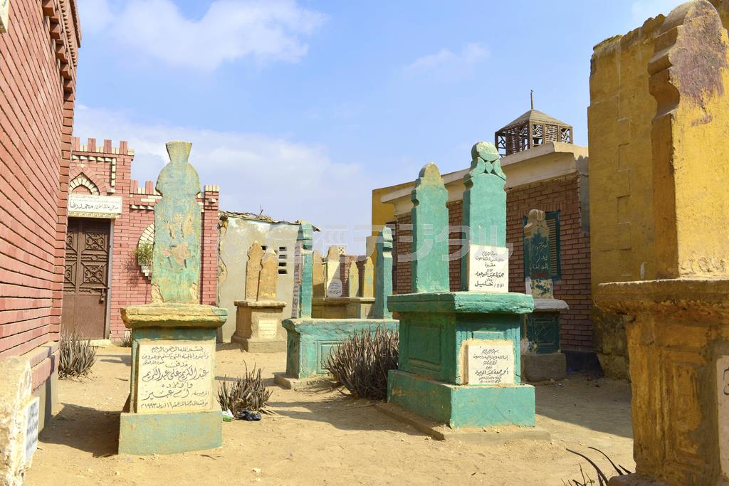 立ち並ぶ墓。死生観ではなく、人は死してなお生き続けるものだという人生観が感じ取れる＝２０１５年２月１８日、エジプト・首都カイロ（今井竜也さん撮影）