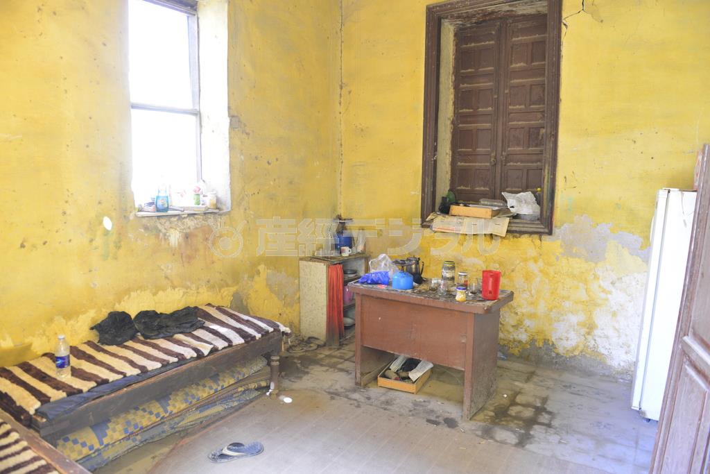 墓守のサウベルさんが居住する部屋。生活の厳しさが漂う＝２０１５年２月２０日、エジプト・首都カイロ（今井竜也さん撮影）