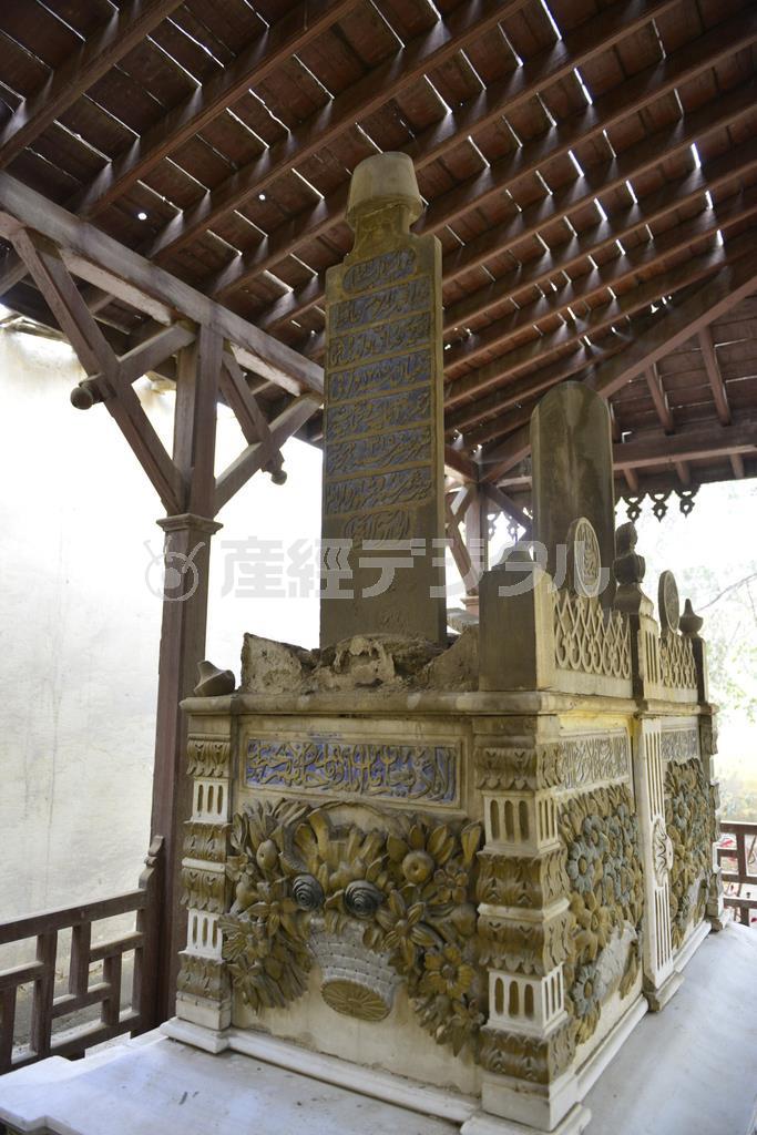 墓石の先端部分がトルコ帽のような形をした男性の墓＝２０１５年２月２０日、エジプト・首都カイロ（今井竜也さん撮影）