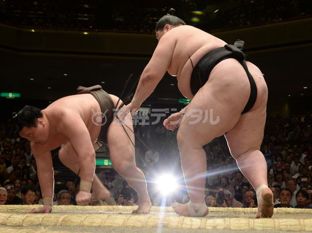 突き落としで白鵬を破った逸ノ城（いちのじょう、右）＝２０１５年５月１０日、東京都墨田区・両国国技館（今野顕撮影）