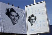 スウェーデン出身の女優、イングリッド・バーグマンさん（１９１５～８２年）の肖像が描かれた公式ポスター＝２０１５年５月１１日、フランス・カンヌ（ロイター）