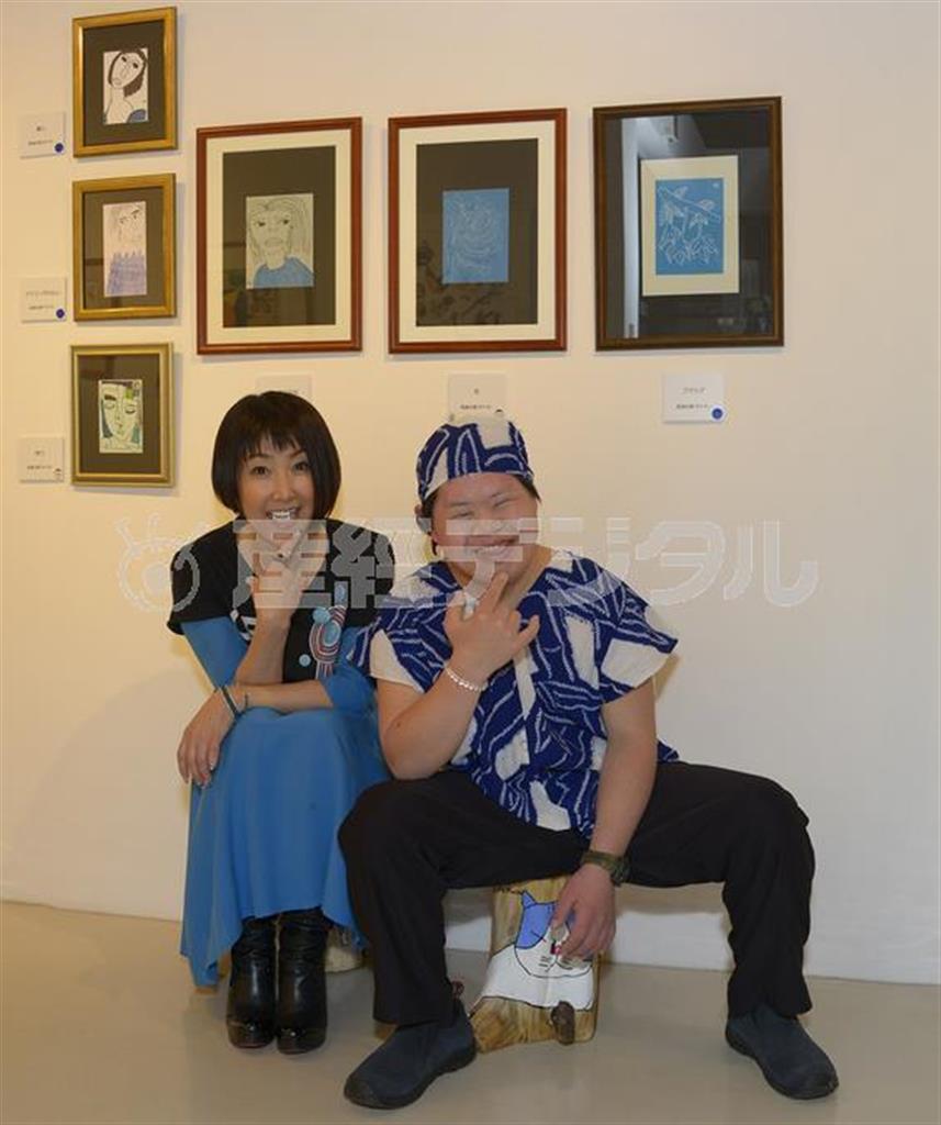 タケオ君（右）と一般社団法人「Ｇｅｔ＿ｉｎ＿ｔｏｕｃｈ」理事長の東ちづる。短い撮影の間にもさまざまな表情を見せて、みんなを笑顔にしてくれた＝２０１５年４月１８日（小野寺宏友さん撮影、提供写真）