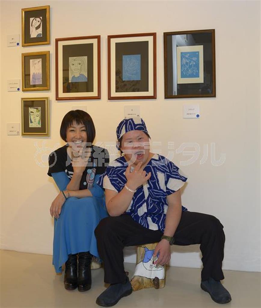 タケオ君（右）と一般社団法人「Ｇｅｔ＿ｉｎ＿ｔｏｕｃｈ」理事長の東ちづる。短い撮影の間にもさまざまな表情を見せて、みんなを笑顔にしてくれた＝２０１５年４月１８日（小野寺宏友さん撮影、提供写真）