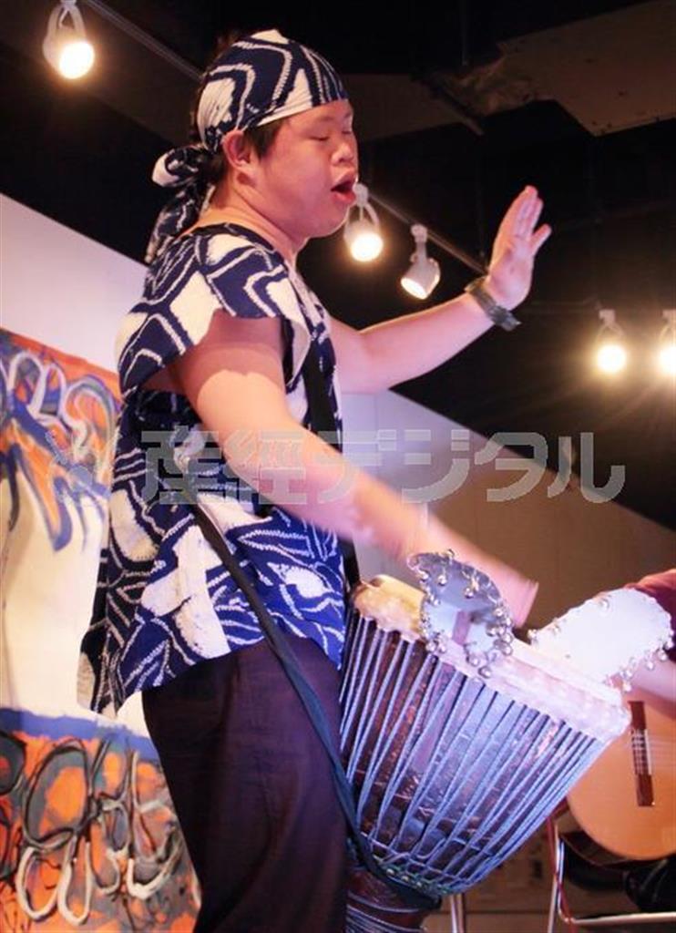 自由奔放に演奏するタケオ君＝２０１５年４月１８日（ｔｏｂｏｊｉさん撮影、提供写真）