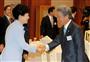 会談を前に韓国の朴槿恵大統領（左）と握手する経団連の榊原定征会長＝１３日、ソウルの青瓦台（聯合＝共同）