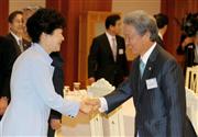 会談を前に韓国の朴槿恵大統領（左）と握手する経団連の榊原定征会長＝１３日、ソウルの青瓦台（共同）