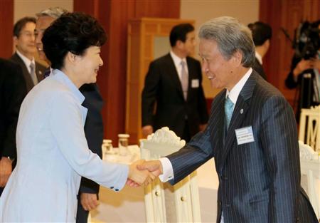会談を前に韓国の朴槿恵大統領（左）と握手する経団連の榊原定征会長＝１３日、ソウルの青瓦台（共同）