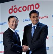 ポイントサービスの強化策を正式発表したＮＴＴドコモの加藤薫社長（左）とローソンの玉塚元一社長＝１３日午後、東京都中央区